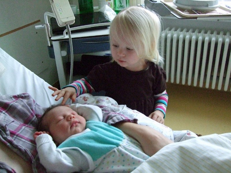DSCF3045.JPG - Liebkosung durch meine große Schwester Tabea
