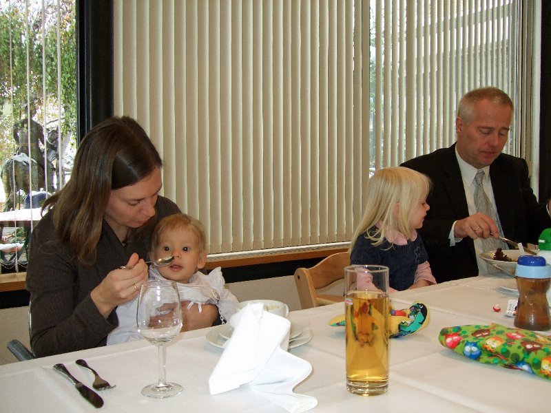 DSCF3433.JPG - "Fütterung der Raubtiere"...Sarina findet Pilzsuppe total lecker!