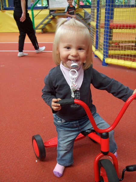 DSCF4008.JPG - Wer sagt, dass man denn aus einem Dreirad kein Laufrad machen kann, wenn die Beine noch zu kurz sind?