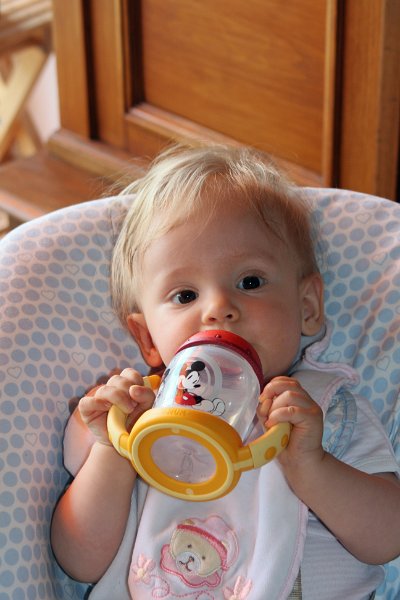 IMG_8367.JPG - Schau mal...ich kann schon alleine trinken!