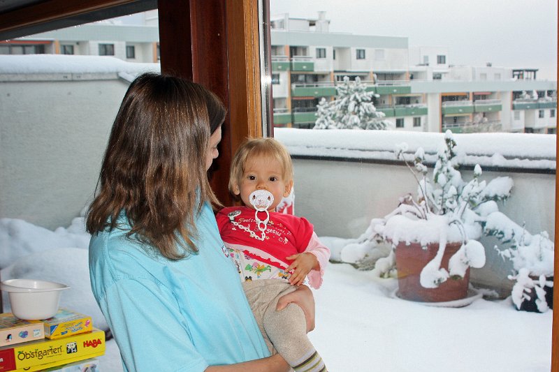 IMG_8958.JPG - Sarina freut sich über ihren ersten richtigen Schnee.