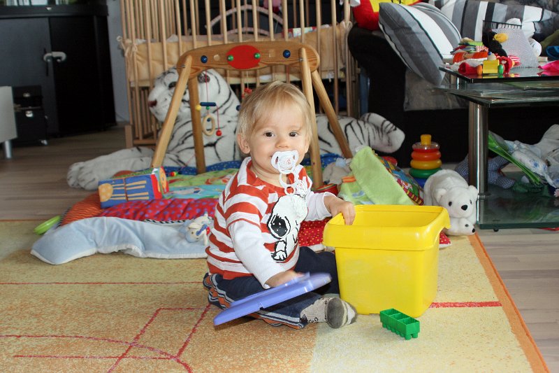 IMG_8962.JPG - Im Sitzen kann man viel besser ausräumen...aufräumen müssen dann die anderen ;-)