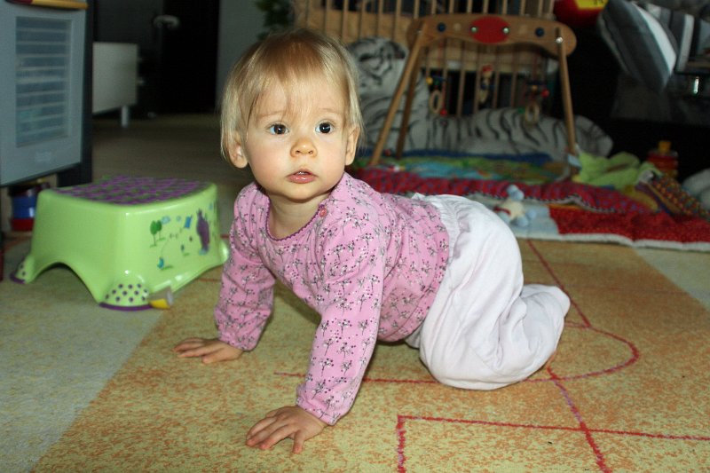 IMG_9002.JPG - Juhuuu, ich kann jetzt krabbeln!