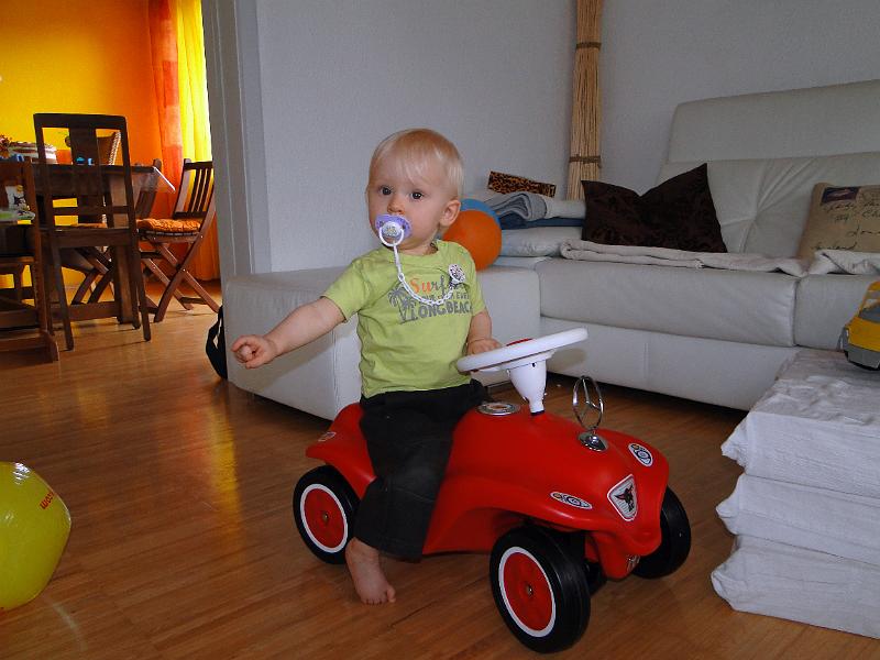 DSC04742.JPG -  Probefahrt mit Leonards getuntem Bobbycar                              