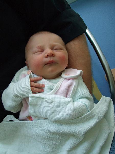 DSCF2188.JPG - Kuscheln bei Papa auf dem Arm