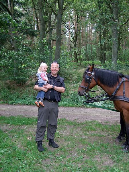 DSCF2921.JPG - Kleine Pause bei unserer Kremsertour. Da müssen die Kutschpferde Javor und Lord erst mal ausgiebig angeschaut werden.