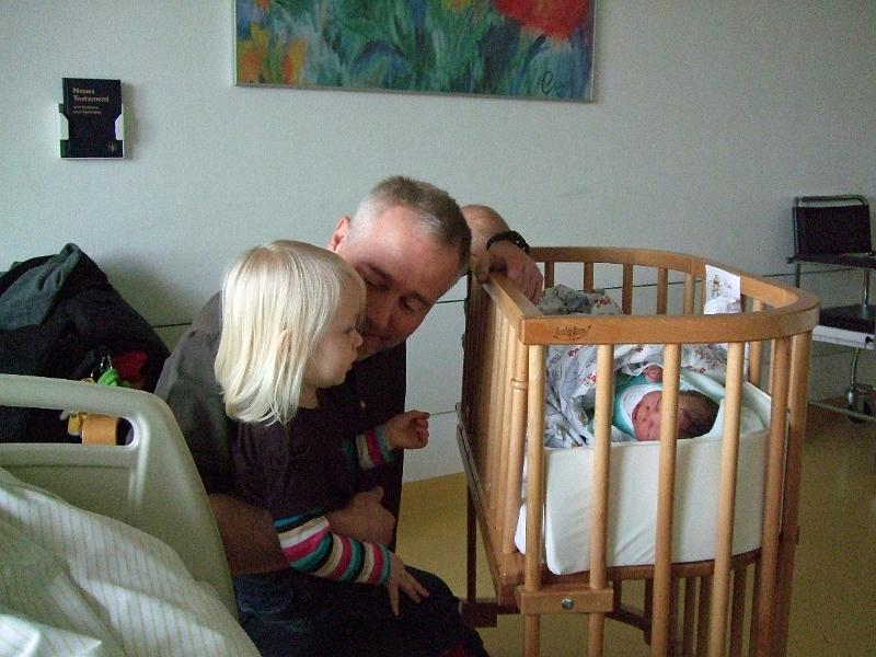 DSCF3022.JPG - Tabea sieht zum ersten Mal ihre kleine Schwester