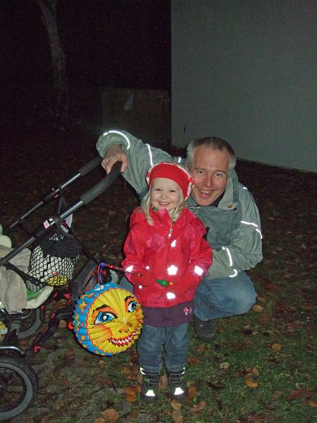 DSCF3476.JPG - Das erste mal beim Laternelaufen im Kindi. Danach gab es noch Lagerfeuer und Kartoffeln.