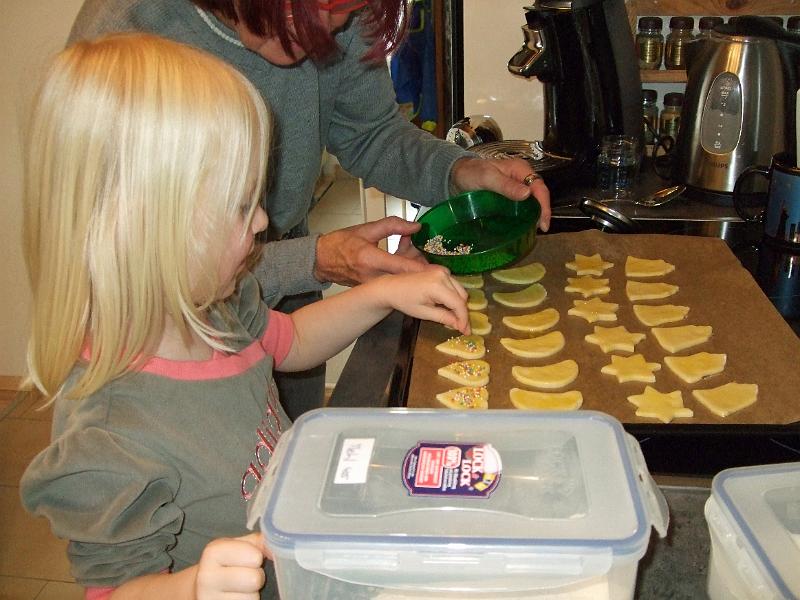 DSCF3482.JPG - Plätzchen backen zusammen mit Oma.