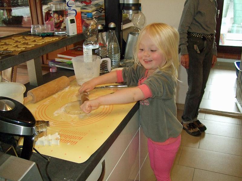 DSCF3483.JPG - Beim Plätzchen backen. Zum Teig auswellen hab ich extra ein kleines Nudelholz bekommen.