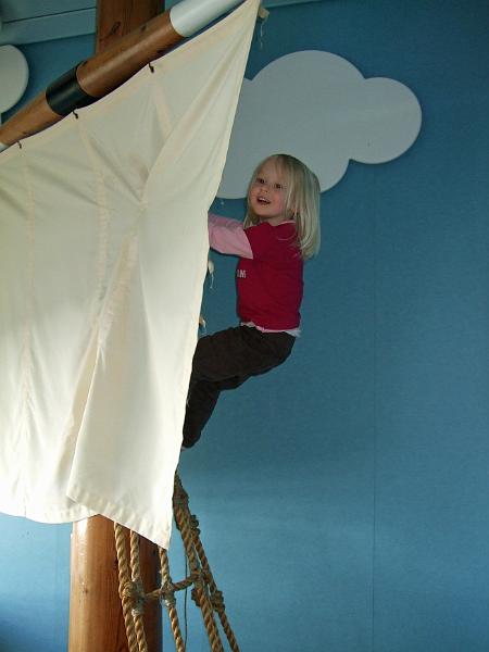 DSCF3598.JPG - Schau mal, wie toll ich klettern kann.