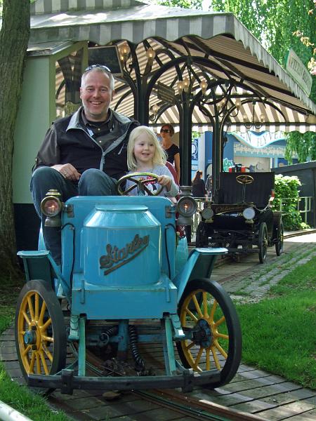 DSCF3805.JPG - In Kopenhagen im Tivoli hat der Papa eine Runde mit mir gedreht.