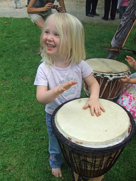 DSCF3963.JPG - Am Sommerfest im Kindergarten durften alle mit Valentins Trommeln trommeln.