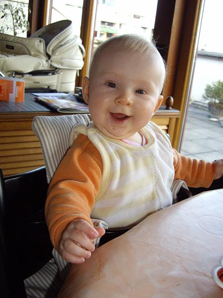 IMGP3005.JPG - Juhuu, endlich hab ich einen Kinderstuhl und kann auf den Tisch gucken. 