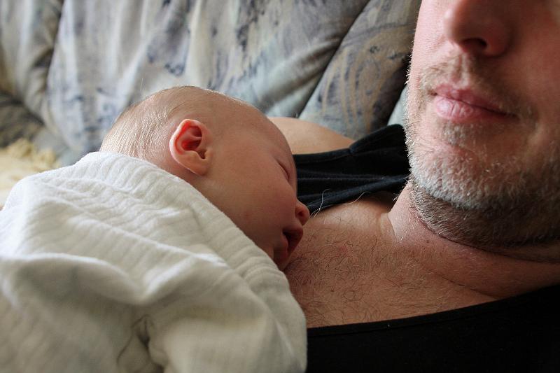 IMG_3273.JPG - Kuscheln auf Papas Bauch