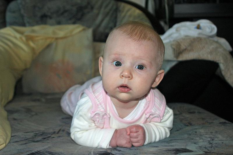 IMG_3585.JPG - Inzwischen klappt auch das auf dem Bauch liegen