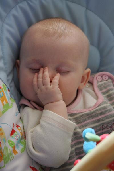 IMG_3637.JPG - Wenn es keinen Schnuller gibt, dann muss halt der Daumen herhalten :-)