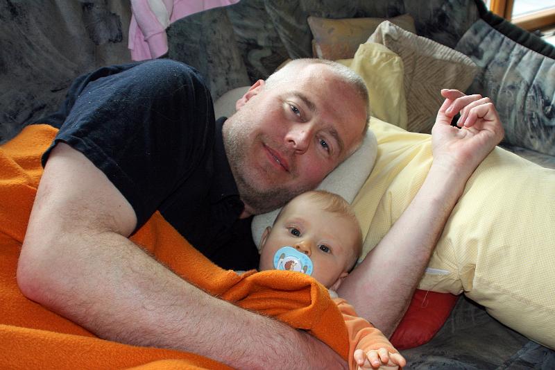 IMG_3896.JPG - Kuscheln mit Papa auf dem Sofa