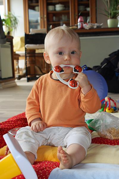 IMG_4062.JPG - Juhuu, ich kann jetzt alleine sitzen :-)