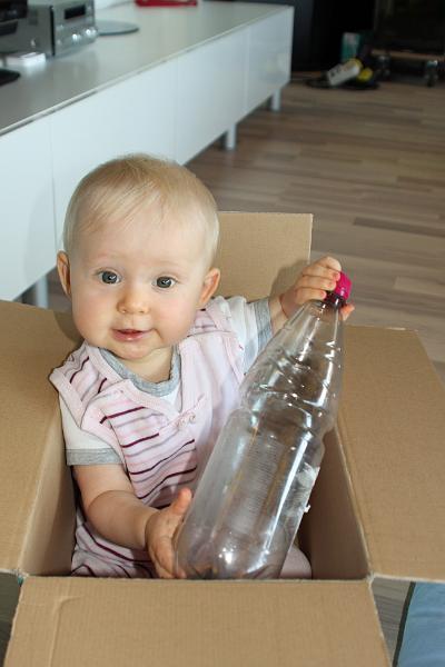 IMG_4105.JPG - Mein Lieblingsspielzeug darf natürlich auch im Karton nicht fehlen!