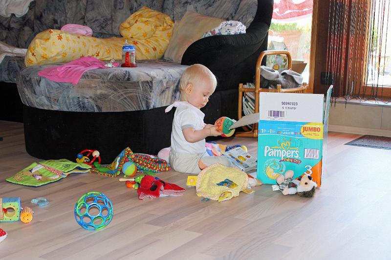 IMG_4223.JPG - ....die sich wunderbar überall verteilen lassen :-) Für's Aufräumen bin ich zum Glück noch nicht zuständig...