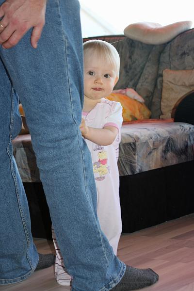 IMG_4388.JPG - Wenn ich mich gut festhalte, dann kann ich auch schon stehen!