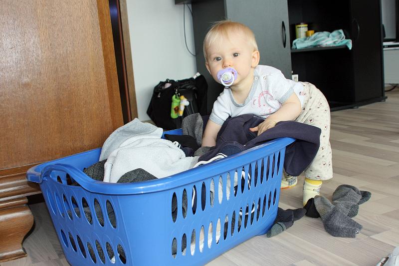 IMG_4467.JPG - Ich helfe meiner Mama beim Wäsche sortieren