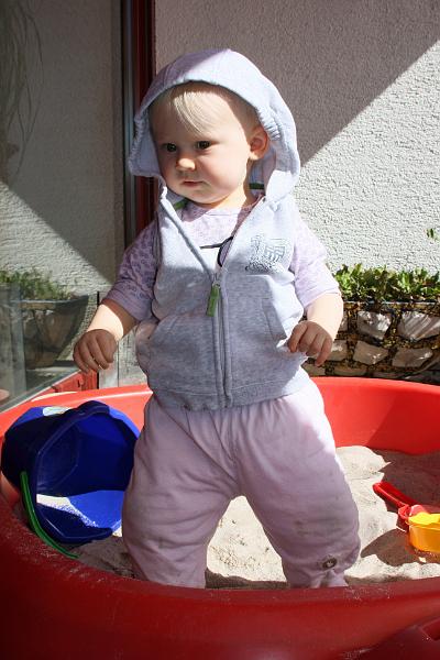 IMG_5225.JPG - Guck mal...ich kann schon alleine stehen :-)