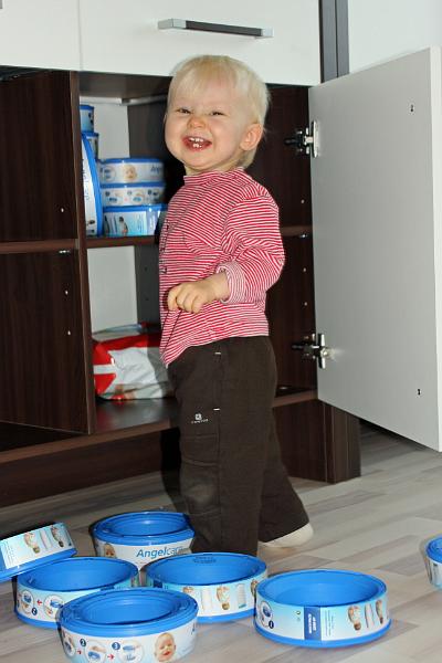 IMG_5385.JPG - Ätsch....ich weiss jetzt wie man Schränke aufmacht....und sie ausräumt