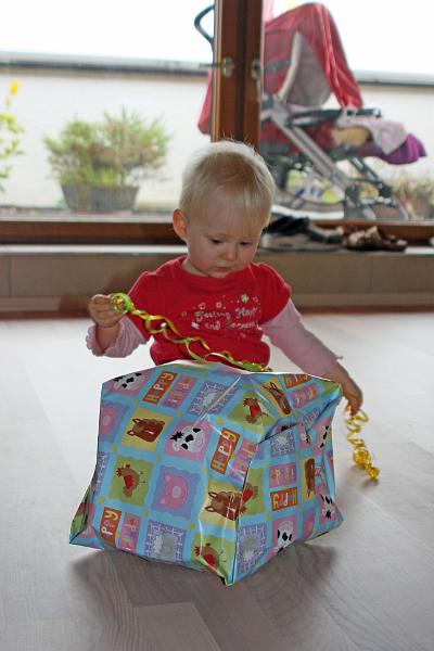 IMG_5412.JPG - Das Tolle am Geburtstag...ausser dem Muffin und dem vielen Besuch....sind die Geschenke