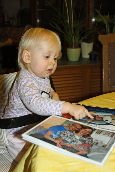 IMG_5636.JPG - Super, jetzt hab ich ein gaaaaanz eigenes Bilderbuch. Und ein Bild von meinem Cousin ist auch mit drin. Toll!