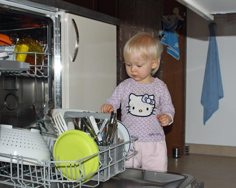 IMG_5648.JPG - Eine meiner Lieblingsbeschäftigungen....helfen beim Spülmaschine ausräumen