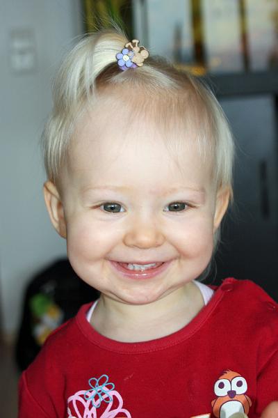 IMG_5712.JPG - Steht mir das Zöpfchen nicht gut? So kann ich wenigstens gucken ohne Haare in den Augen zu haben.