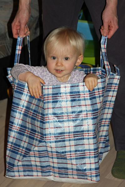 IMG_5777.JPG - Auch wenn ich in einer Tasche sitze....mich kann man nicht kaufen! Aber die Tasche ist eine tolle Schaukel!