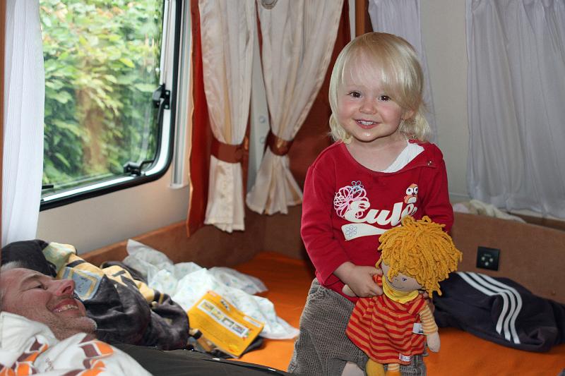 IMG_6038.JPG - Spielen im Wohnwagen bei unserem Kurzurlaub im Westerwald