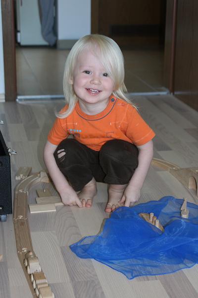 IMG_6538.JPG - Supi, Papa hat seine alte Holzeisenbahn aus dem Keller geholt.