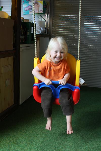 IMG_6550.JPG - So eine eigene Schaukel ist doch klasse!