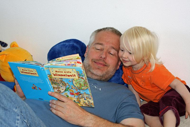 IMG_6796.JPG - Bilderbücher gucken macht zu Zweit noch viel mehr Spass als alleine.