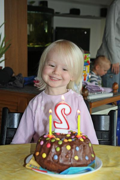 IMG_6909.JPG - So ein Geburtstagsschokokuchen ist super! Und ich durfte ihn sogar mit meiner Mama zusammen dekorieren.