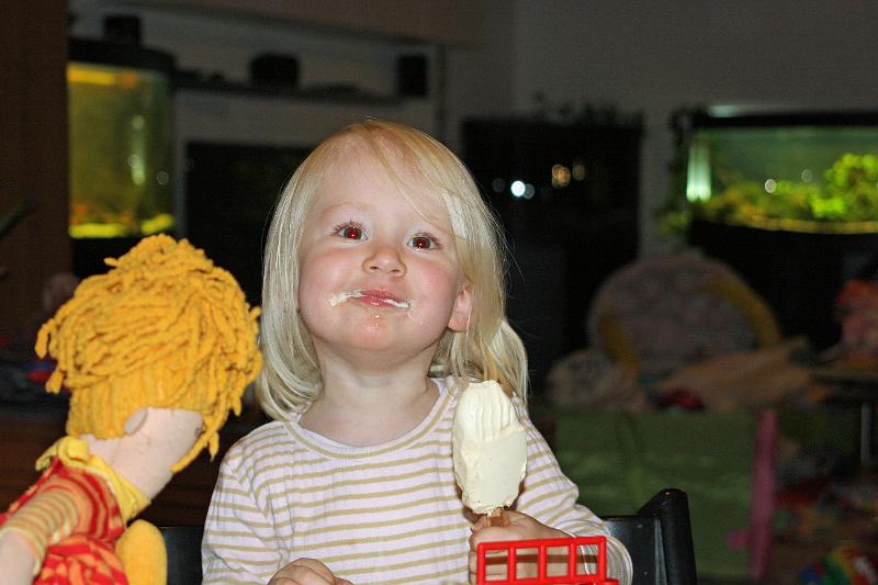 IMG_6959.JPG - hmmmm, Eis. Keine Bange...ich hab nicht alles selbst aufgegessen. Mein Papa durfte auch mal probieren