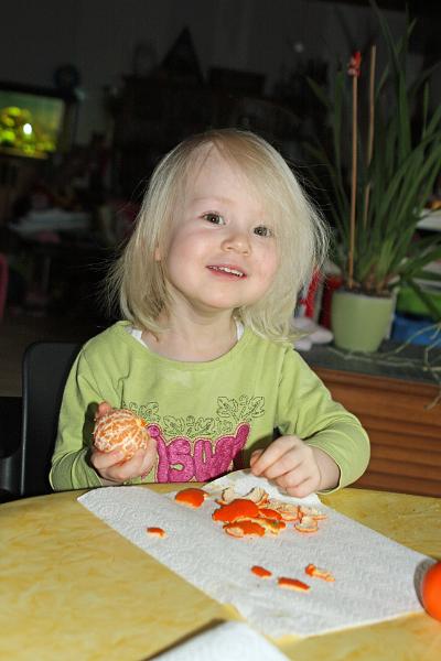 IMG_7128.JPG - Mandarinen schälen und essen macht Spaß