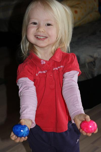 IMG_7563.JPG - Was für ein Glück, dass er Osterhase fleissig Eier versteckt hat.