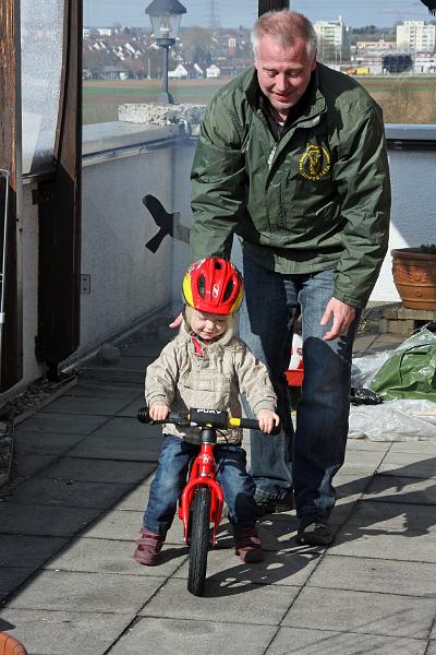 IMG_7578.JPG - Die ersten Versuche auf dem Laufrad. Inzwischen klappt es so gut, dass sie schon einen Ausflug bis zum Bäcker machen durfte.