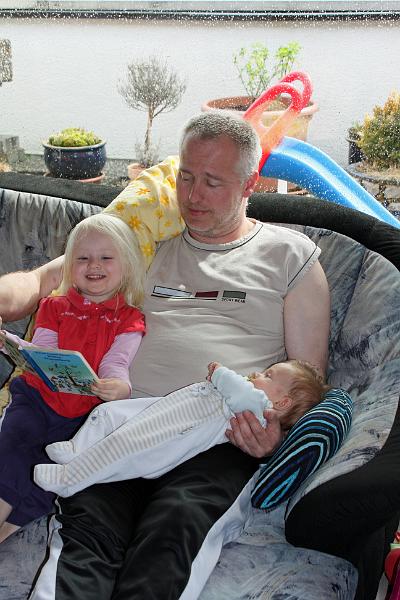 IMG_7601.JPG - Gemütliche Lesestunde auf dem Sofa.