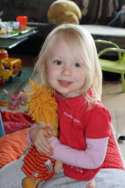 IMG_7665.JPG - Tabea mit ihrer Lieblingspuppe