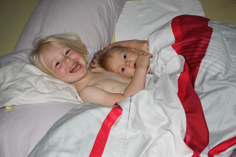 IMG_8354.JPG - Gemeinsames Kuscheln im Bett.