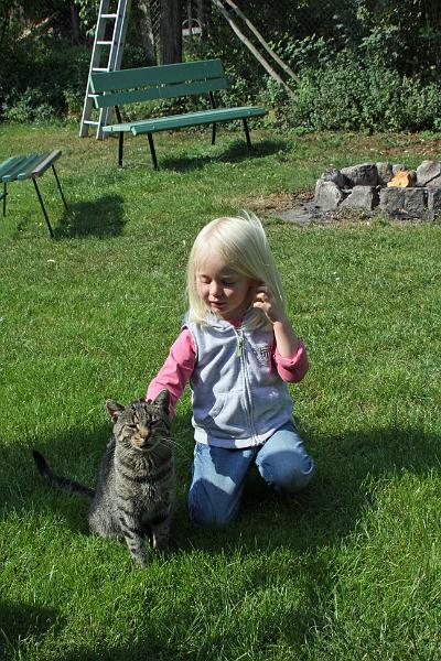 IMG_8560.JPG - Die Katze ist ja sooooooooo kuschelig weich