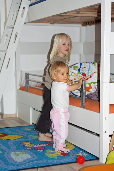 IMG_9071.JPG - Ich zeige Sarina mein tolles Bett.