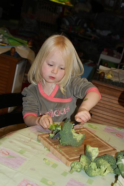 IMG_9106.JPG - Endlich darf ich auch beim Kochen so richtig mithelfen und den Brokkoli zerlegen.