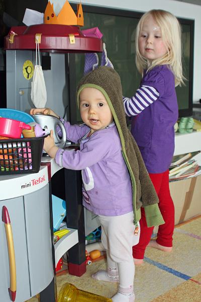 IMG_9592.JPG - Meine kleine Schwester hilft mir beim Kochen.